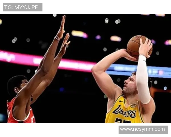 詹姆斯18分夺圣诞大战三分王 东契奇空砍25分 火箭主场大胜湖人23分 詹姆斯18分夺圣诞大战三分王 东契奇空砍25分 火箭主场大胜湖人23分