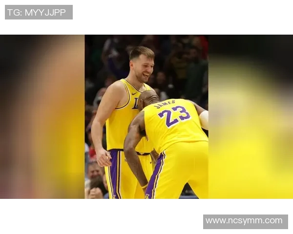 东契奇自绊摔倒引争议 鹈鹕未挑战裁判吹罚